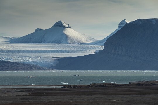 Berge Tee Kroner (Three Crowns), Kronebreen or Kronengletscher Glacier, Kongsfjord or Kongsfjorden, Svalbard archipelago, Svalbard, Norway