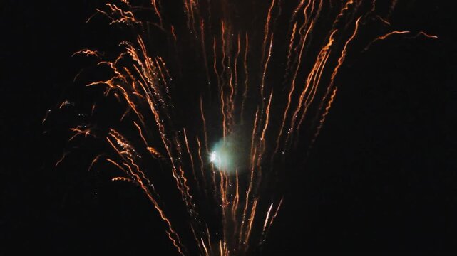 Rote Feuerwerksspuren steigen in den Nachthimmel an Silvester