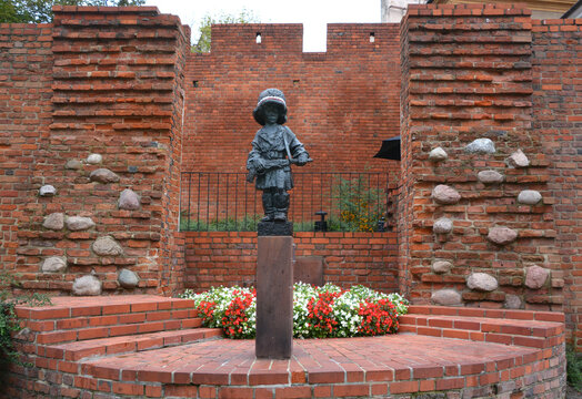 WARSAW POLAND: Maly Powstaniec (the "Little Insurrectionist") is a statue in commemoration of the child soldiers who fought and died during the Warsaw Uprising of 1944 by Jerzy Jarnuszkiewicz