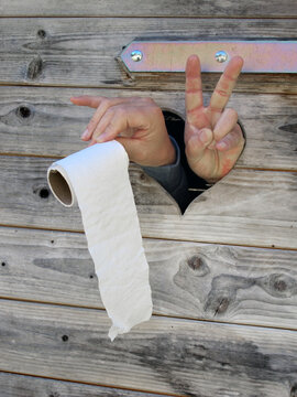 mission accomplished, successfull defecation - erfolgreicher stuhlgang. Hand zeigt Victory und Klopapier.