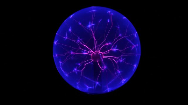 Boule plasma en verre illumin&eacute;e dans l&rsquo;obscurit&eacute;, parcourue de nombreux &eacute;clairs lumineux color&eacute;s qui convergent vers son centre. 