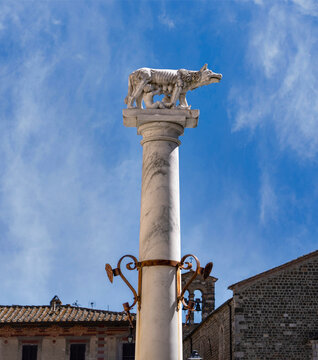 Marmors&auml;ule mit Romus und Remulus in der Piazza Guiseppe Garibaldi, Montalcino, Toskana, Italien