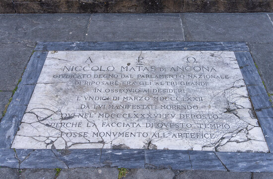 Die Grabplatte zeigt die Inschrift f&uuml;r den Architekten Niccol&ograve; Matas vor der Fassade der Basilica di Santa Croce in Florenz, Italien