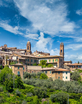 Ausblick auf Montalcino mit der Kirche Madonna di Soccorso, Toskana, Provinz Siena, Italien