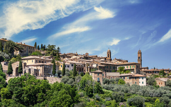 Ausblick auf Montalcino mit der Kirche Madonna di Soccorso, Toskana, Provinz Siena, Italien