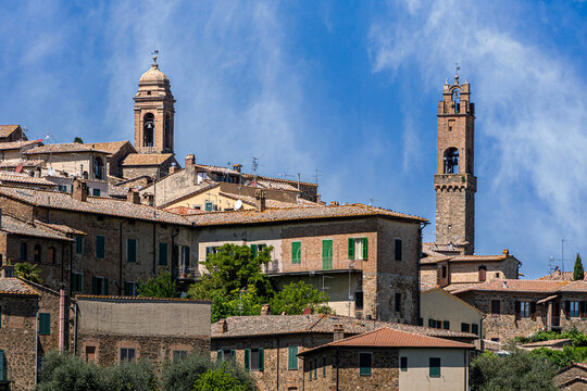 Ausblick auf Montalcino mit der Kirche Madonna di Soccorso, Toskana, Provinz Siena, Italien