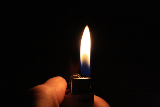 flamme de briquet dans le noir