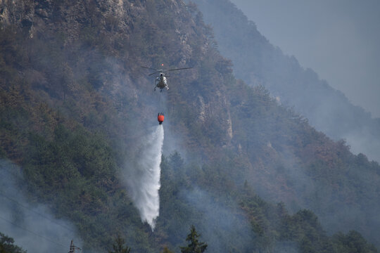 Elicottero anti incendio in azione