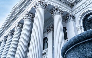 Fototapeta premium Majestic White Marble Columns of Neoclassical Building Facade Creating a Sense of Grandeur and Authority