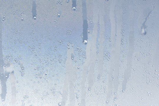 Gros plan sur des gouttes d'eau de condensation.