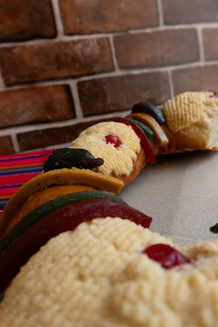"Rosca de Reyes" on the table, for the celebration of January 6