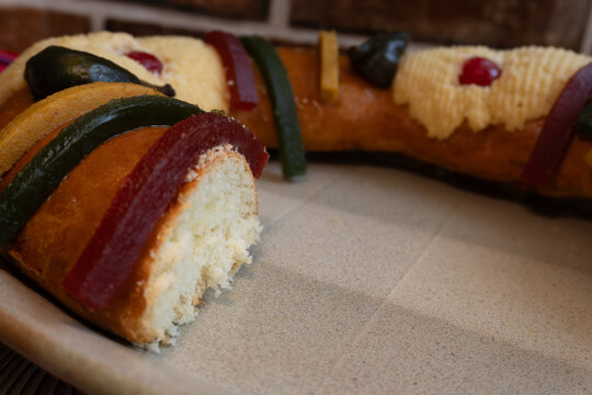 Approach to "Rosca de Reyes" or Epiphany bread, freshly cut. Celebration on January 6