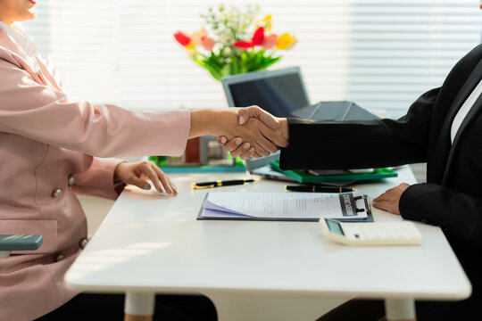 A real estate agent is presenting a modern home design to a buyer during a consultation and explaining the benefits of a home loan.