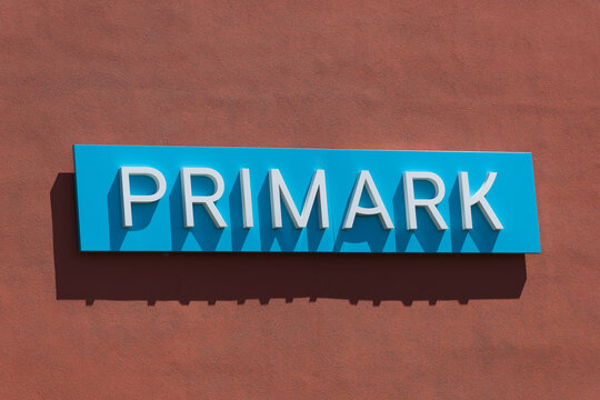Leuchtreklame als Au&szlig;enwerbung f&uuml;r einen Primark an der Fassade eines Hauses