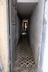 ベトナムの街角にあるタイルの床の細い路地 © NelNyan