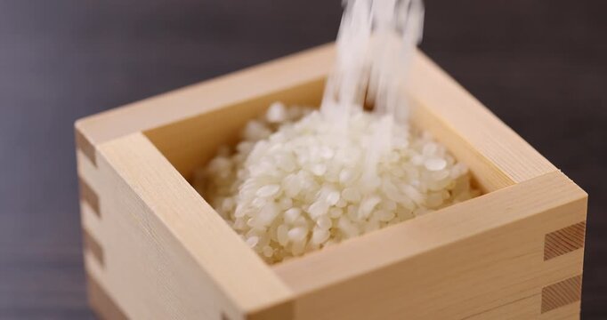日本米を升に入れる