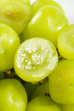 Fresh Green Seedless Grapes with Water Droplets - Healthy Organic Fruit Close-up