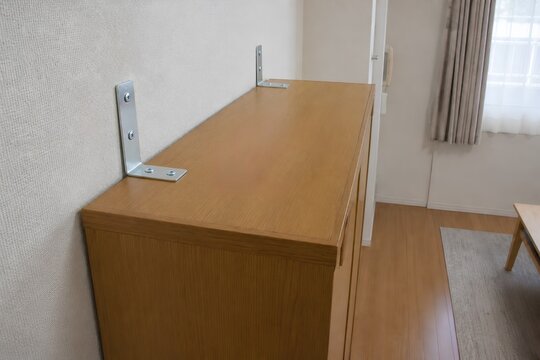 地震対策で家具を壁に固定した日本の住宅