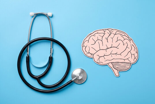 Estetoscopio y cerebro en fondo azul para ilustrar salud neurol&oacute;gica