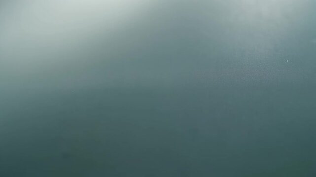 きらめく粒子が浮かぶすりガラス
