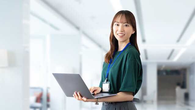 ノートパソコンを持つ女性・ビジネスウーマン, Businesswoman Holding a Laptop
