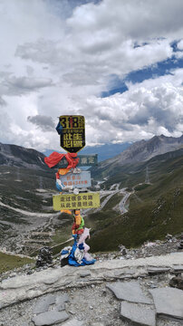 Route 318 Sichuan Tibet Highway Alpine Pass Signpost Landscape