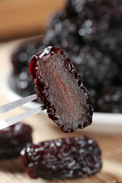 Xinjiang Black Jujube Dried Fruit with Tweezers - Premium Chinese Date Superfood Ingredient