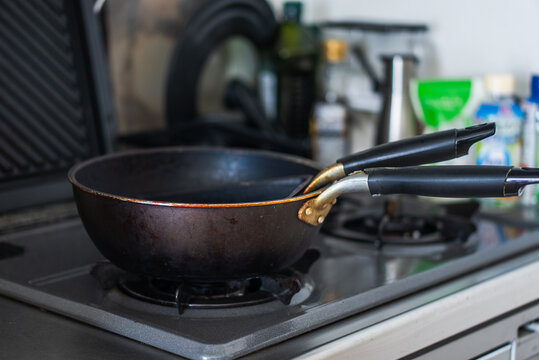 焦げ付きや劣化が見られる使い込まれたキッチンのフライパン