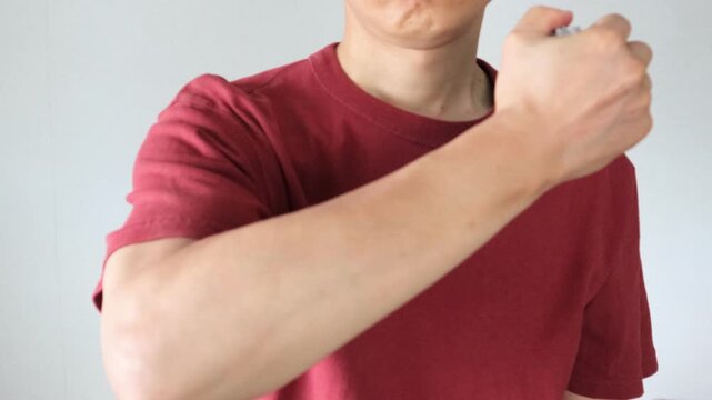 マッサージボールを使う男性