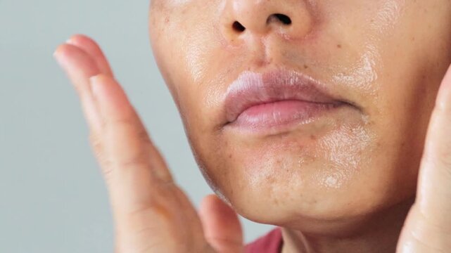 スキンケアをする日本人男性