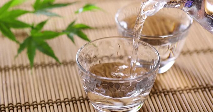 冷酒をガラスのお猪口に注ぐ