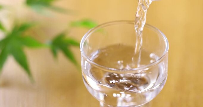 冷酒をグラスに注ぐ