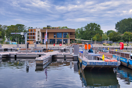 Gem&uuml;tlicher Au&szlig;enbereich und Terrasse vom Lokal Dock 20 am Stadthafen mit modernen Stehtischen und Bepflanzung an einem Sommertag &ndash; am 5. August 2026 Stadt Leipzig, Sachsen, Deutschland