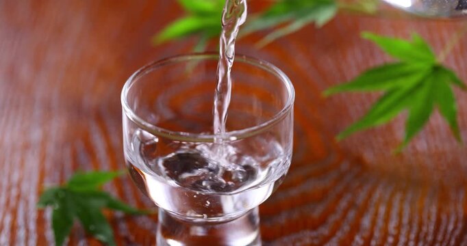 冷酒をグラスに注ぐ