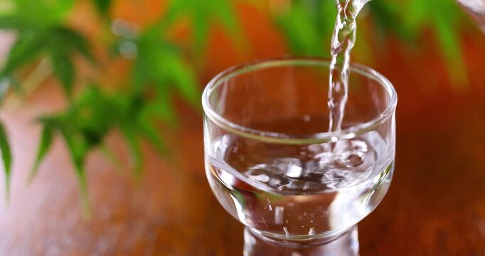 冷酒をグラスに注ぐ