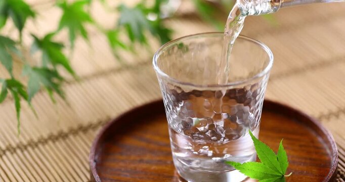 冷たい日本酒をグラスに注ぐ