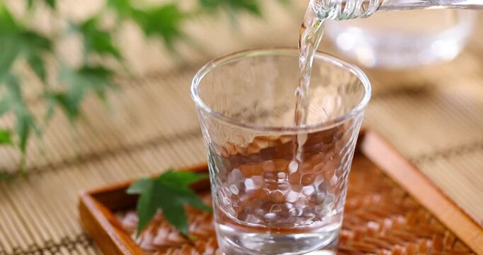 冷たい日本酒をグラスに注ぐ