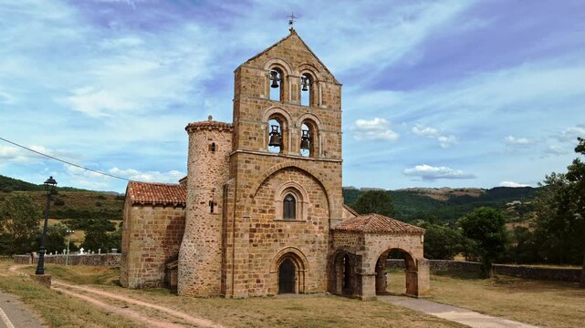Romanesque collegiate church in north of Palencia, featuring Latin cross plan, single nave, and three semicircular apses