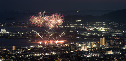 Naklejka premium 夏の夜を彩る打ち上げ花火