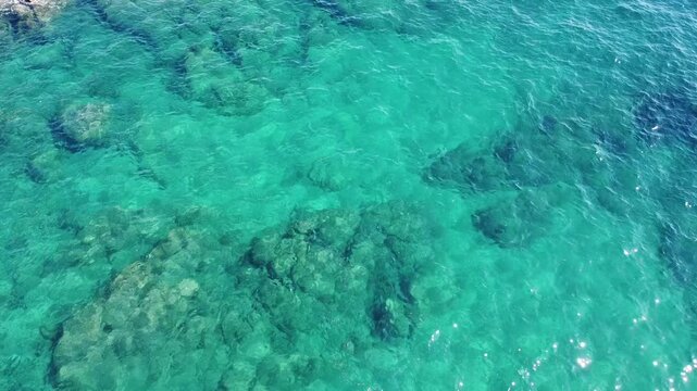 Acqua cristallina vista dall'alto