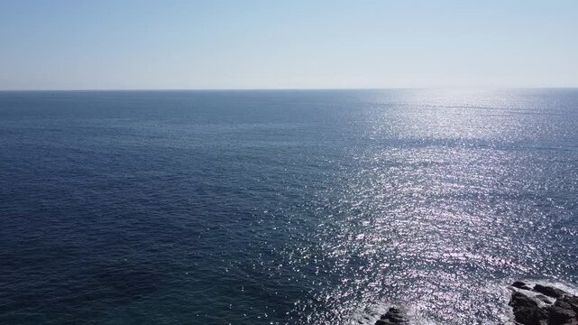Orizzonte del mare nel tardo pomeriggio