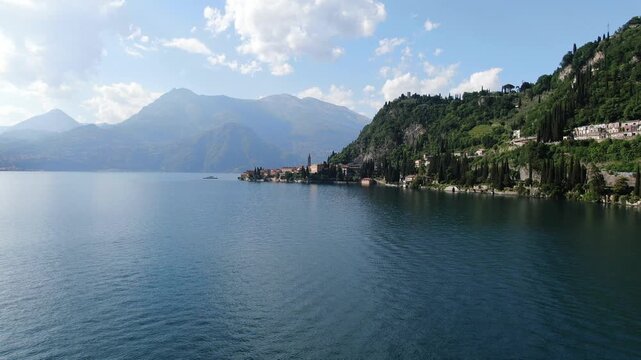 Vista di Varenna sul lago di Como con villa Monastero