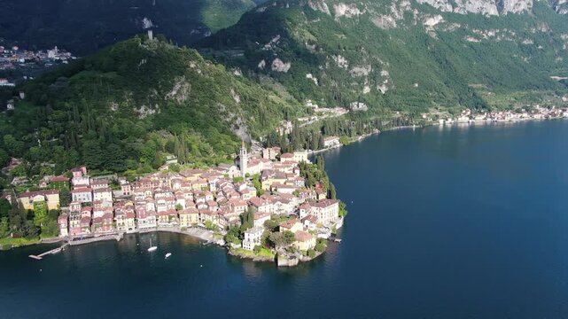 Vista di Varenna sul lago di Como con villa Monastero