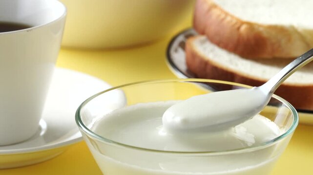 朝食にヨーグルトを食べる