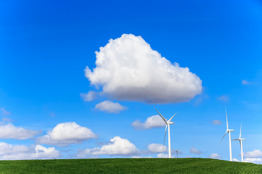 USA, Idaho, Palouse, wind wheels on meadow