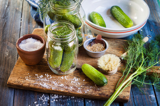 Gherkins fermenting, gherkins, dill, salt and mustard grains