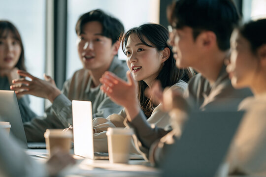 Diverse Asian business team in casual office meeting 자연광 사무실에서 회의 중인 비즈니스 팀