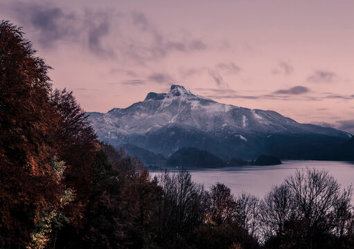 Austria, Mondsee, view to Lake Mondsee and Schafberg at dusk