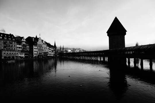 Die Kapellbr&uuml;cke in Luzern, CH, in schwarzweiss 