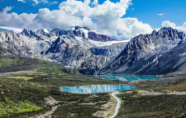 Fototapeta premium Majestic Tibetan Plateau Landscape with Glacial Lake and Snow Capped Mountains